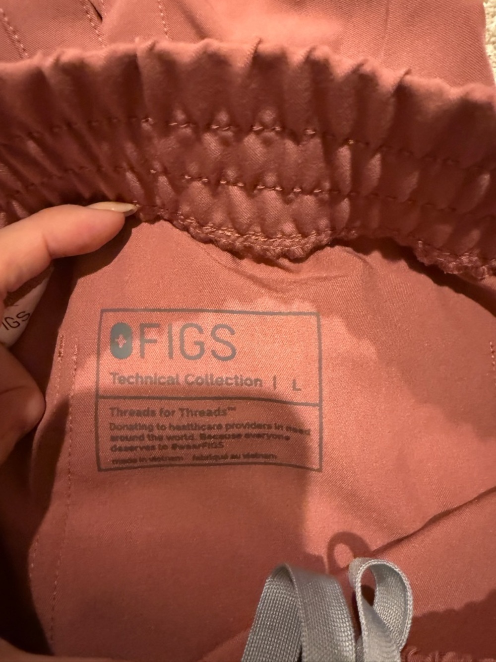 Figs Rafaela Women's scrub Top in mauve - Picture 4 of 4